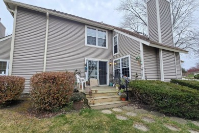 Light and neutral 2 bedroom 2 bath townhome with 1 car detached on Heather Ridge Golf Club in Illinois - for sale on GolfHomes.com, golf home, golf lot