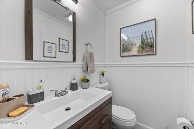 Welcome to this stunning 3-bedroom, 2.5-bathroom brick ranch on Harbour Point Golf Club in North Carolina - for sale on GolfHomes.com, golf home, golf lot