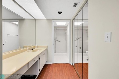 This 'JUNIPER' FLOOR PLAN HAS INSIDE WASHER/DRYER, UPDATED on Wynmoor Golf Course in Florida - for sale on GolfHomes.com, golf home, golf lot
