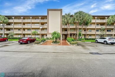 This 'JUNIPER' FLOOR PLAN HAS INSIDE WASHER/DRYER, UPDATED on Wynmoor Golf Course in Florida - for sale on GolfHomes.com, golf home, golf lot