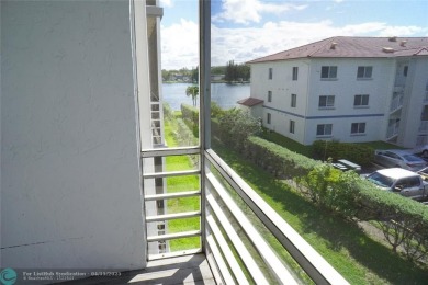 Great 2 bedrooms 2 bathrooms, boasting large unit. Appliances on Crystal Lake Country Club in Florida - for sale on GolfHomes.com, golf home, golf lot