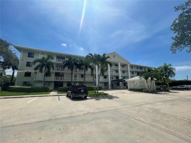 Spacious 2 bed 2 bath plus extra room! Clean & Bright unit on The Country Club At Boca Raton in Florida - for sale on GolfHomes.com, golf home, golf lot