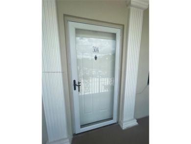 Spacious 2 bed 2 bath plus extra room! Clean & Bright unit on The Country Club At Boca Raton in Florida - for sale on GolfHomes.com, golf home, golf lot