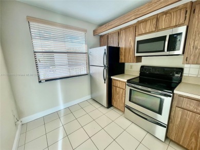 Spacious 2 bed 2 bath plus extra room! Clean & Bright unit on The Country Club At Boca Raton in Florida - for sale on GolfHomes.com, golf home, golf lot