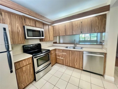 Spacious 2 bed 2 bath plus extra room! Clean & Bright unit on The Country Club At Boca Raton in Florida - for sale on GolfHomes.com, golf home, golf lot