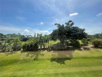 Spacious 2 bed 2 bath plus extra room! Clean & Bright unit on The Country Club At Boca Raton in Florida - for sale on GolfHomes.com, golf home, golf lot