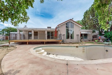 Great location right across the street from Arroyo del Oso golf on Arroyo Del Oso Golf Course in New Mexico - for sale on GolfHomes.com, golf home, golf lot