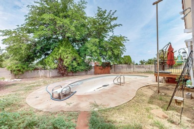 Great location right across the street from Arroyo del Oso golf on Arroyo Del Oso Golf Course in New Mexico - for sale on GolfHomes.com, golf home, golf lot