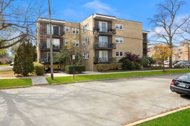 WOW ABSOLUTELY STUNNING AND FRESHLY RENOVATED 2BED/2BATH CONDO on Evanston Golf Club in Illinois - for sale on GolfHomes.com, golf home, golf lot