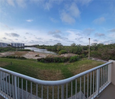 Under contract-accepting backup offers. Charming 2 bedroom 2 on Seminole Lake Country Club in Florida - for sale on GolfHomes.com, golf home, golf lot