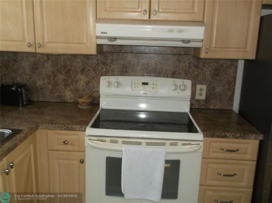 LOVELY 2 BEDROOM 2 BATH CONDO IN FABULOUS SUNRISE LAKES PHASE 3 on Sunrise Lakes Phase III in Florida - for sale on GolfHomes.com, golf home, golf lot
