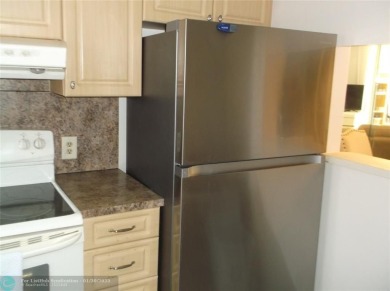 LOVELY 2 BEDROOM 2 BATH CONDO IN FABULOUS SUNRISE LAKES PHASE 3 on Sunrise Lakes Phase III in Florida - for sale on GolfHomes.com, golf home, golf lot