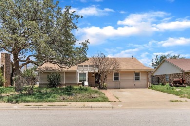 Spacious 5-bedroom, 2-bath brick home in Midland's Fairway Park on Hogan Park Golf Course in Texas - for sale on GolfHomes.com, golf home, golf lot