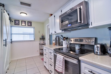 LOCATION, location, location! Welcome home to the highly on Mainlands Golf Club in Florida - for sale on GolfHomes.com, golf home, golf lot