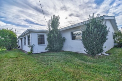 LOCATION, location, location! Welcome home to the highly on Mainlands Golf Club in Florida - for sale on GolfHomes.com, golf home, golf lot