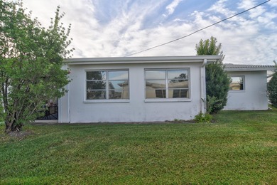 LOCATION, location, location! Welcome home to the highly on Mainlands Golf Club in Florida - for sale on GolfHomes.com, golf home, golf lot