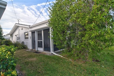 LOCATION, location, location! Welcome home to the highly on Mainlands Golf Club in Florida - for sale on GolfHomes.com, golf home, golf lot