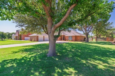 Spacious 4 bed, 3 bath, 3,134 sqft home tucked in a quiet on Green Tree Country Club in Texas - for sale on GolfHomes.com, golf home, golf lot