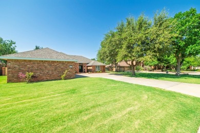Spacious 4 bed, 3 bath, 3,134 sqft home tucked in a quiet on Green Tree Country Club in Texas - for sale on GolfHomes.com, golf home, golf lot