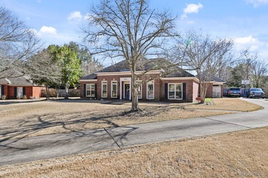 WYNLAKES BEAUTY WITH POOL! Dreaming of an updated and move-in on Wynlakes Golf and Country Club in Alabama - for sale on GolfHomes.com, golf home, golf lot