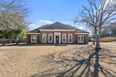 WYNLAKES BEAUTY WITH POOL! Dreaming of an updated and move-in on Wynlakes Golf and Country Club in Alabama - for sale on GolfHomes.com, golf home, golf lot