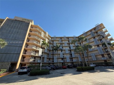 Spacious condo in the heart of Aventura at 3301 N Country Club on Turnberry Isle Resort and Club in Florida - for sale on GolfHomes.com, golf home, golf lot