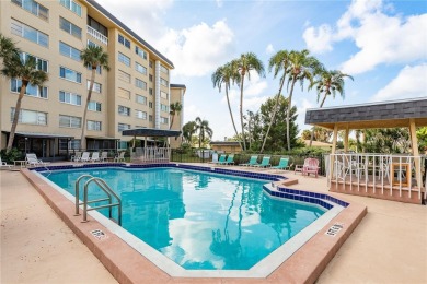 BEAUTIFULL REMODELED 2 BEDROOM 2 BATH CONDO - Enter through the on Seminole Lake Country Club in Florida - for sale on GolfHomes.com, golf home, golf lot