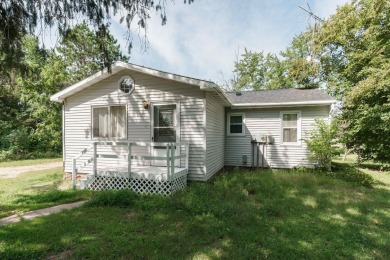 Welcome home! This charming home boasts a roomy living area with on Lake Arrowhead Golf Course - The Lakes in Wisconsin - for sale on GolfHomes.com, golf home, golf lot