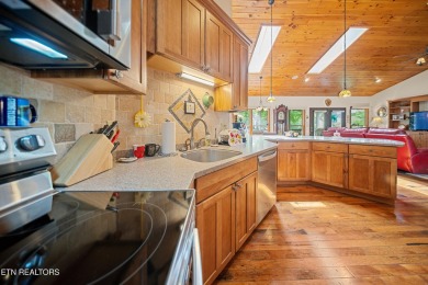 ''Welcome Home'' This 2093 sq ft split floor plan home is on Heatherhurst Golf Course in Tennessee - for sale on GolfHomes.com, golf home, golf lot