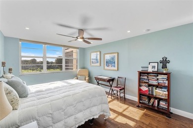 DECORATOR COMPLETELY REMODELED THREE BEDROOM SPLIT PLAN, TWO on Oaks Country Club in Florida - for sale on GolfHomes.com, golf home, golf lot