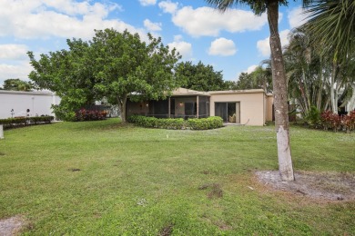 Enjoy this lovely 3 bedroom house overlooking the golf course on Fountains Golf and Country Club in Florida - for sale on GolfHomes.com, golf home, golf lot