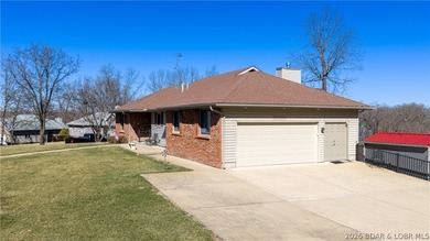 Beautiful 2-story home with a walk-out basement located on the on Indian Rock Golf Club in Missouri - for sale on GolfHomes.com, golf home, golf lot