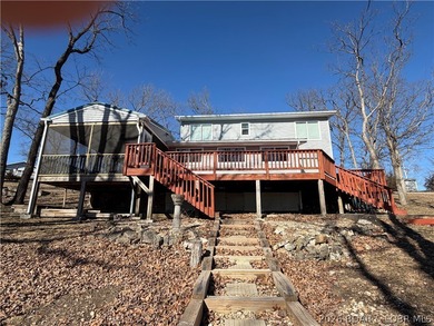 Newer metal roof, newer vinyl siding, newer LVP flooring on Indian Rock Golf Club in Missouri - for sale on GolfHomes.com, golf home, golf lot