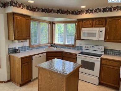 MLS# 284367 Beautiful Canyon Lakes Rambler located just a couple on Canyon Lakes Golf Course in Washington - for sale on GolfHomes.com, golf home, golf lot