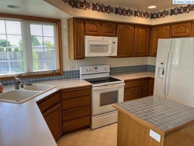 MLS# 284367 Beautiful Canyon Lakes Rambler located just a couple on Canyon Lakes Golf Course in Washington - for sale on GolfHomes.com, golf home, golf lot