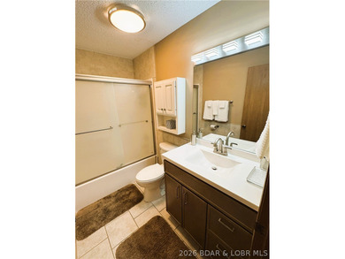 Enjoy effortless lake living in this well-kept, turn-key 1 bed on Sycamore Creek Golf Club in Missouri - for sale on GolfHomes.com, golf home, golf lot