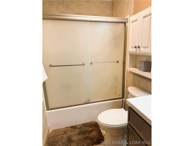 Enjoy effortless lake living in this well-kept, turn-key 1 bed on Sycamore Creek Golf Club in Missouri - for sale on GolfHomes.com, golf home, golf lot