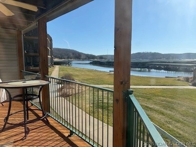 Sharp 2-bedroom, 2-bath condo with Lakeview & lake access on Lake Valley Country Club in Missouri - for sale on GolfHomes.com, golf home, golf lot