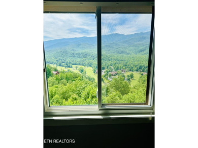 This 2-bedroom 1 bath luxury condo can accommodate up to 6 on Bent Creek Golf Course in Tennessee - for sale on GolfHomes.com, golf home, golf lot