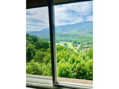 This 2-bedroom 1 bath luxury condo can accommodate up to 6 on Bent Creek Golf Course in Tennessee - for sale on GolfHomes.com, golf home, golf lot
