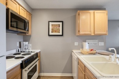 Welcome to this beautiful duplex-style condominium in the on Seasons Ridge At Four Seasons in Missouri - for sale on GolfHomes.com, golf home, golf lot
