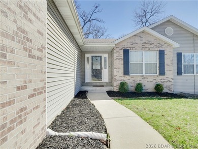 Welcome to this 3 bedroom, 2 full bath, 1 level home on a on The Oaks Golf Course in Missouri - for sale on GolfHomes.com, golf home, golf lot