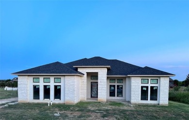 Beautiful new build in Thomas Crossing (Southern Oaks Golf on Southern Oaks Golf Club in Texas - for sale on GolfHomes.com, golf home, golf lot