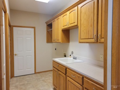 NEW ON THE MARKET! This property is located just minutes from on Lewiston Golf and Country Club in Idaho - for sale on GolfHomes.com, golf home, golf lot