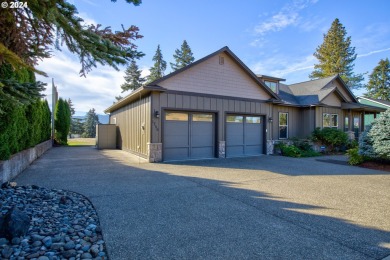 Beautiful 4 bedroom on 12th fairway! Great views and nice home on Oak Hills Golf Club / Umpqua Golf Resort in Oregon - for sale on GolfHomes.com, golf home, golf lot