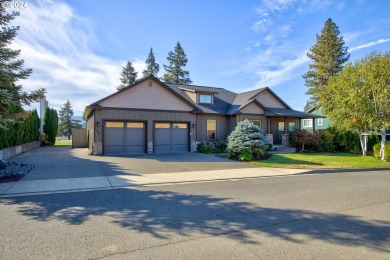 Beautiful 4 bedroom on 12th fairway! Great views and nice home on Oak Hills Golf Club / Umpqua Golf Resort in Oregon - for sale on GolfHomes.com, golf home, golf lot