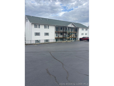 Discover this top-floor 3-bedroom, 3-bathroom condo with a on The Club At Old Kinderhook in Missouri - for sale on GolfHomes.com, golf home, golf lot