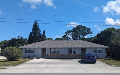 WELL KEPT DUPLEX WITH BRAND NEW ROOF LOCATED ON BEAUTIFUL HALF on Gator Trace Golf and Country Club in Florida - for sale on GolfHomes.com, golf home, golf lot