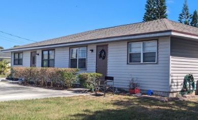 WELL KEPT DUPLEX WITH BRAND NEW ROOF LOCATED ON BEAUTIFUL HALF on Gator Trace Golf and Country Club in Florida - for sale on GolfHomes.com, golf home, golf lot