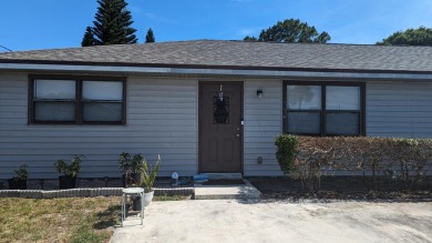 WELL KEPT DUPLEX WITH BRAND NEW ROOF LOCATED ON BEAUTIFUL HALF on Gator Trace Golf and Country Club in Florida - for sale on GolfHomes.com, golf home, golf lot